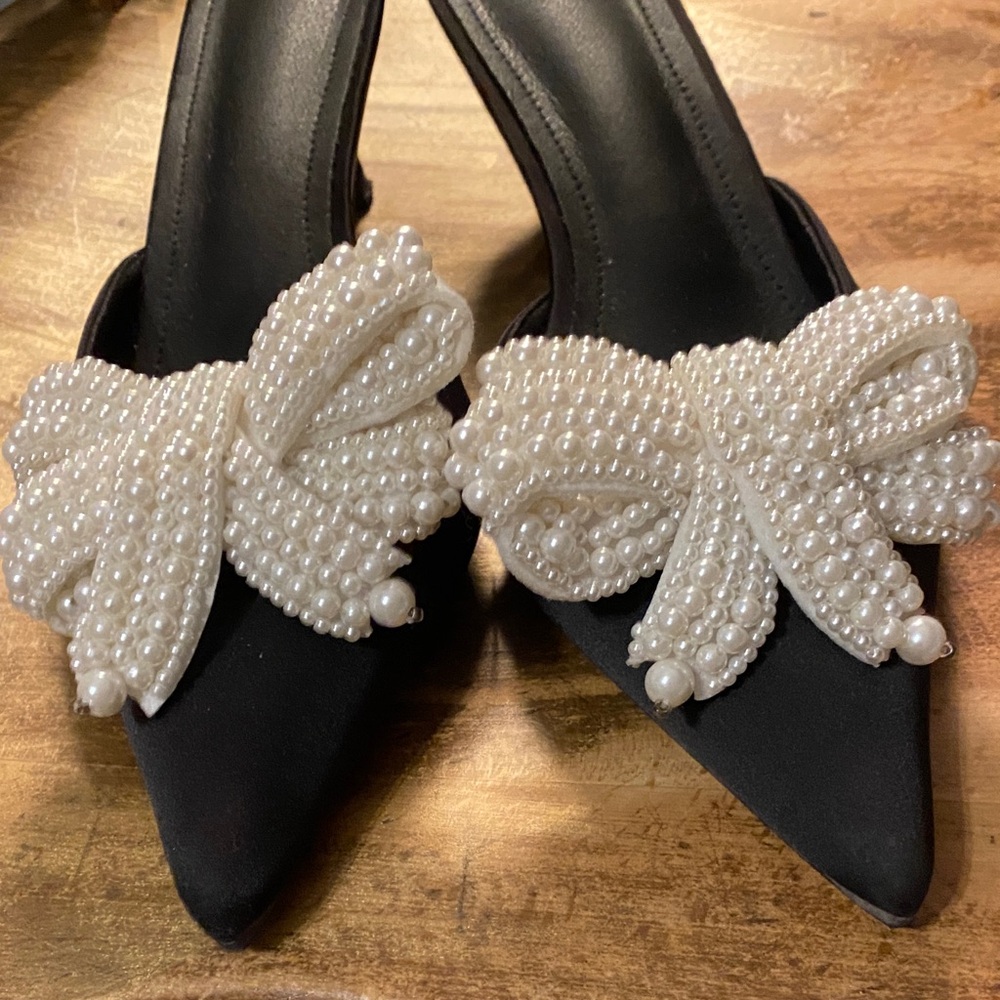 Elegant Black Slip-ons with Pearl Bow - Picture 2 of 6